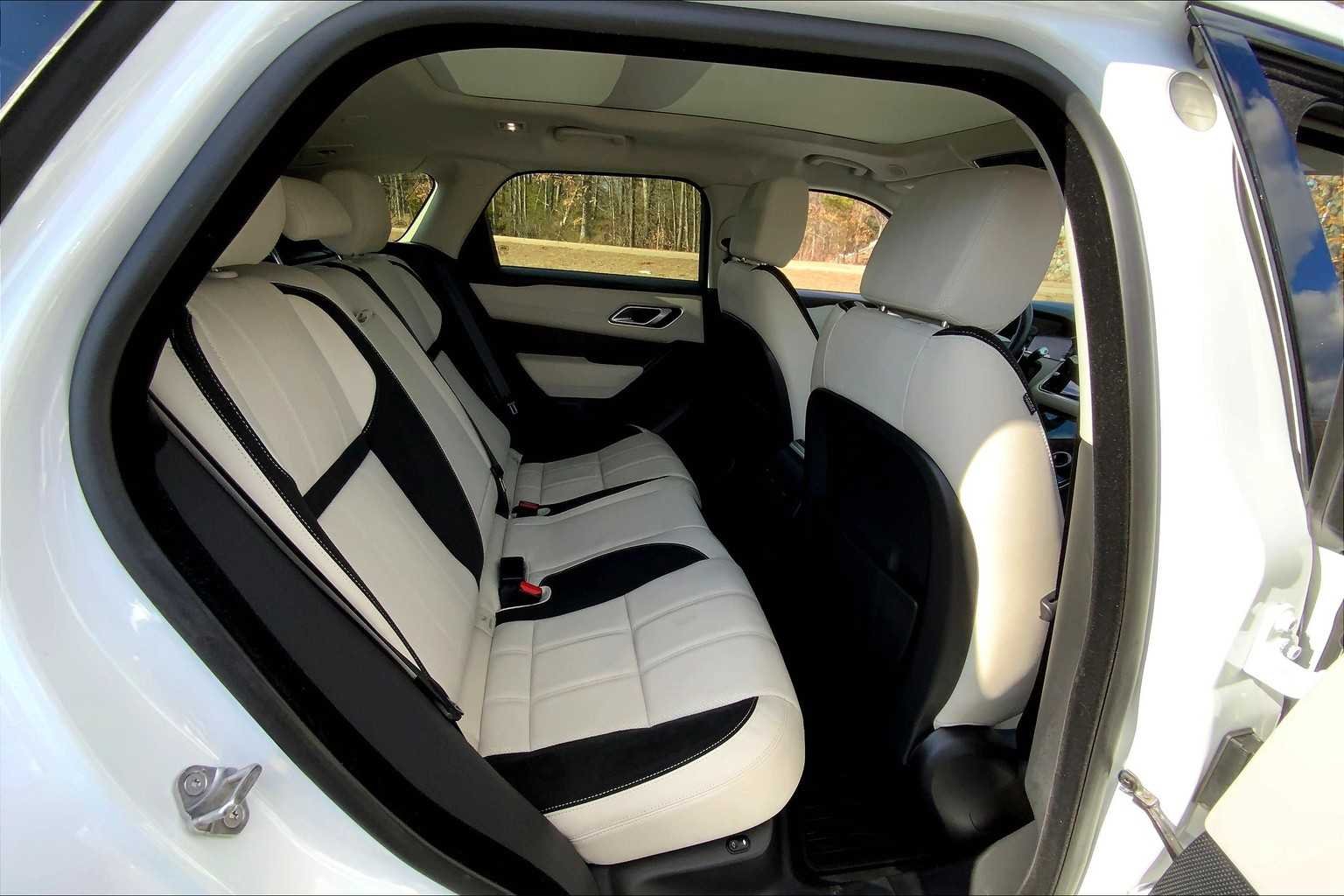 Used 2022 Fuji White Land Rover R-Dynamic S image 19