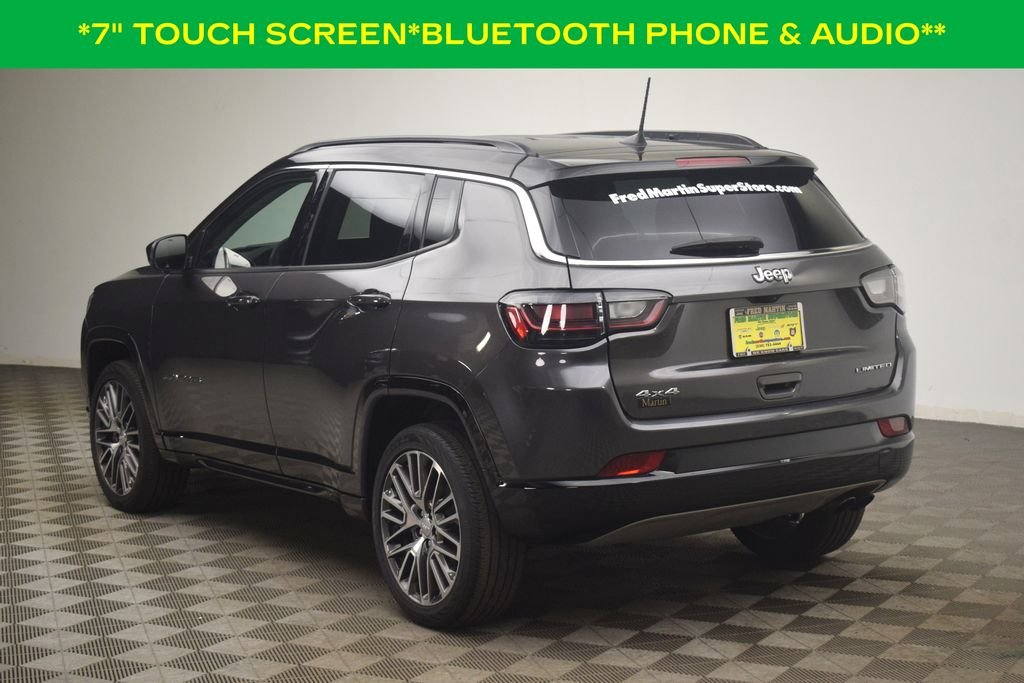 Used 2019 Granite Crystal Metallic Clearcoat Jeep Latitude image 6