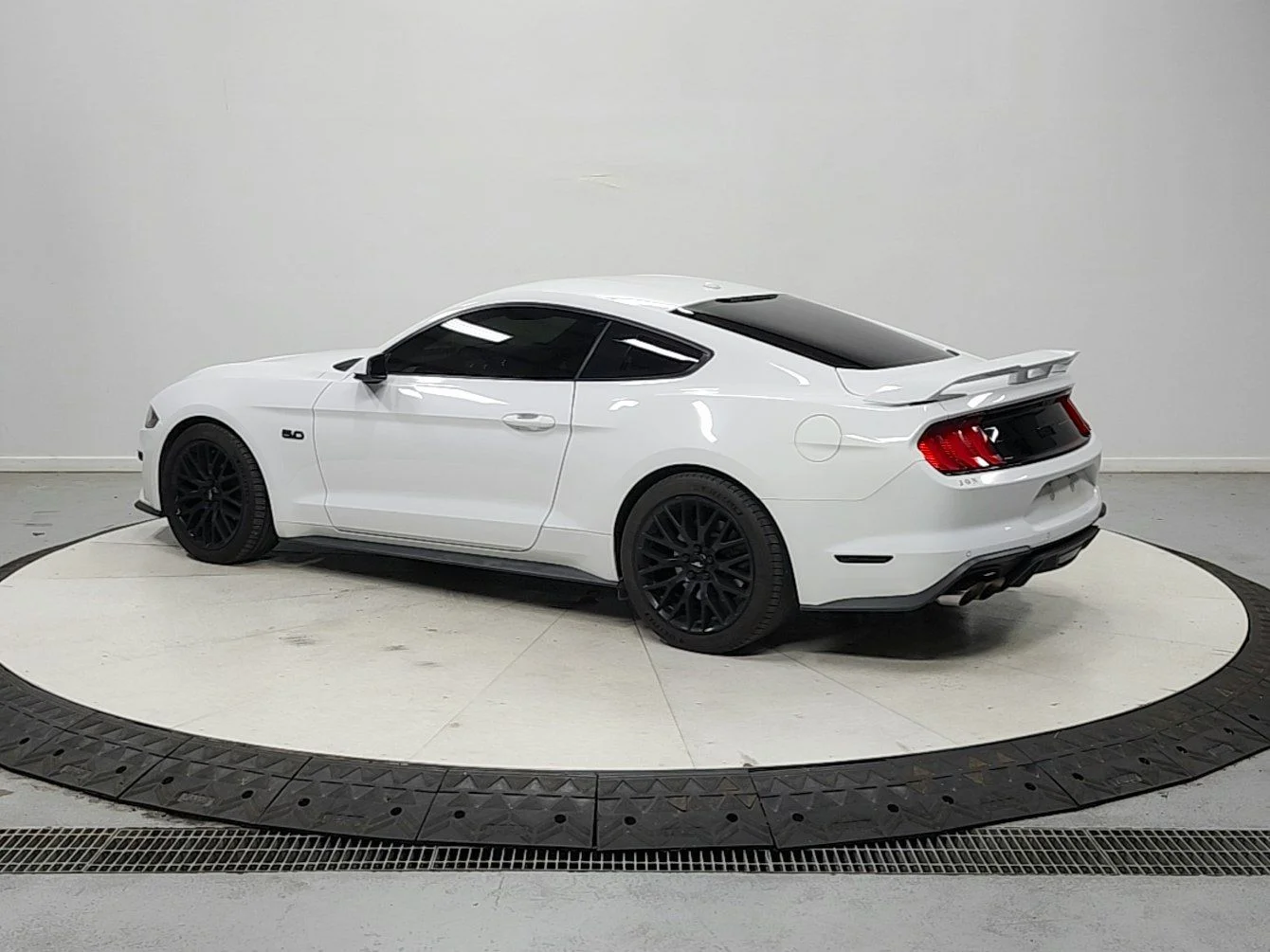 Used 2019 White Ford GT Premium image 5