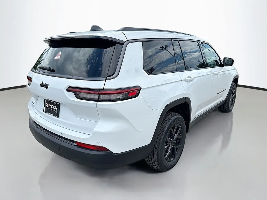 New 2026 Bright White Clearcoat Jeep Laredo Altitude image 4