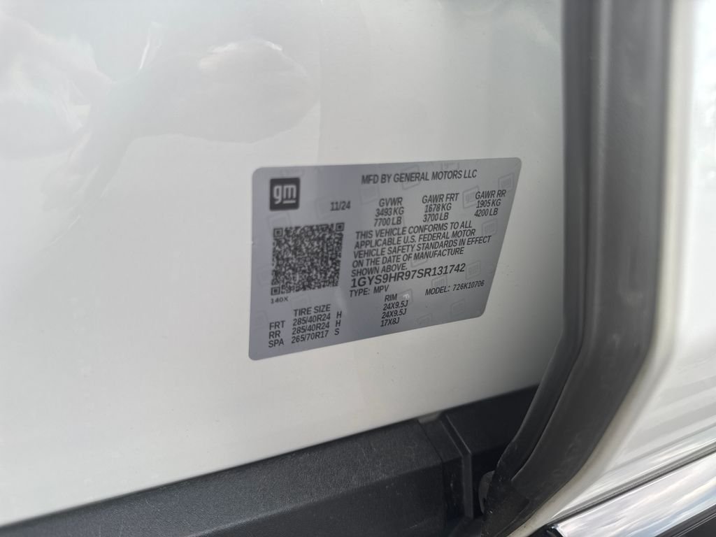 Used 2025 White Cadillac V-Series image 27