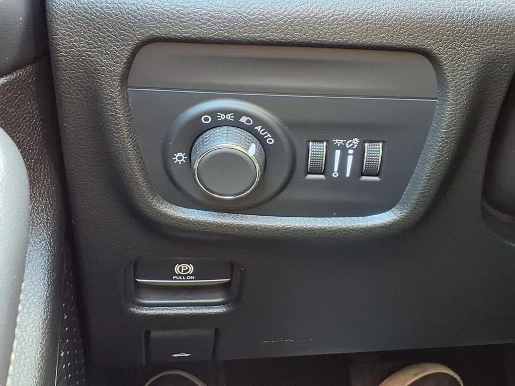 Used 2023 White/off-white Jeep Laredo image 17