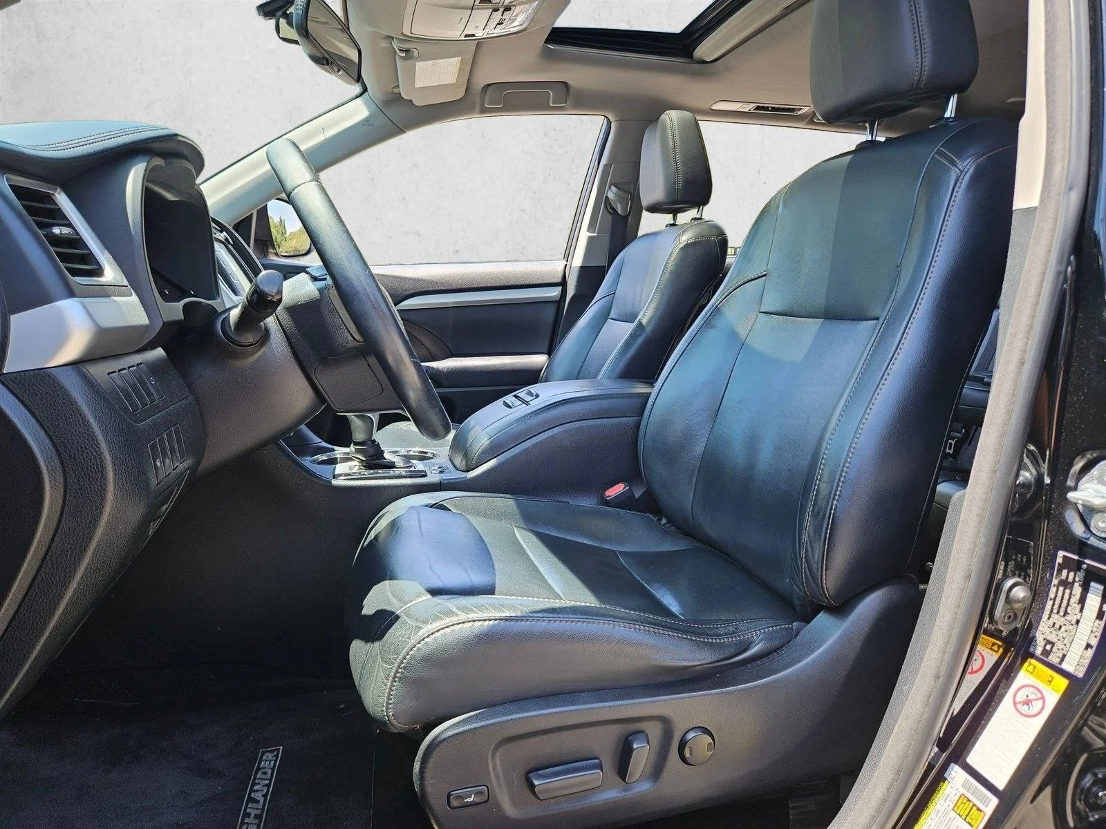 Used 2016 Midnight Black Metallic Toyota XLE image 10