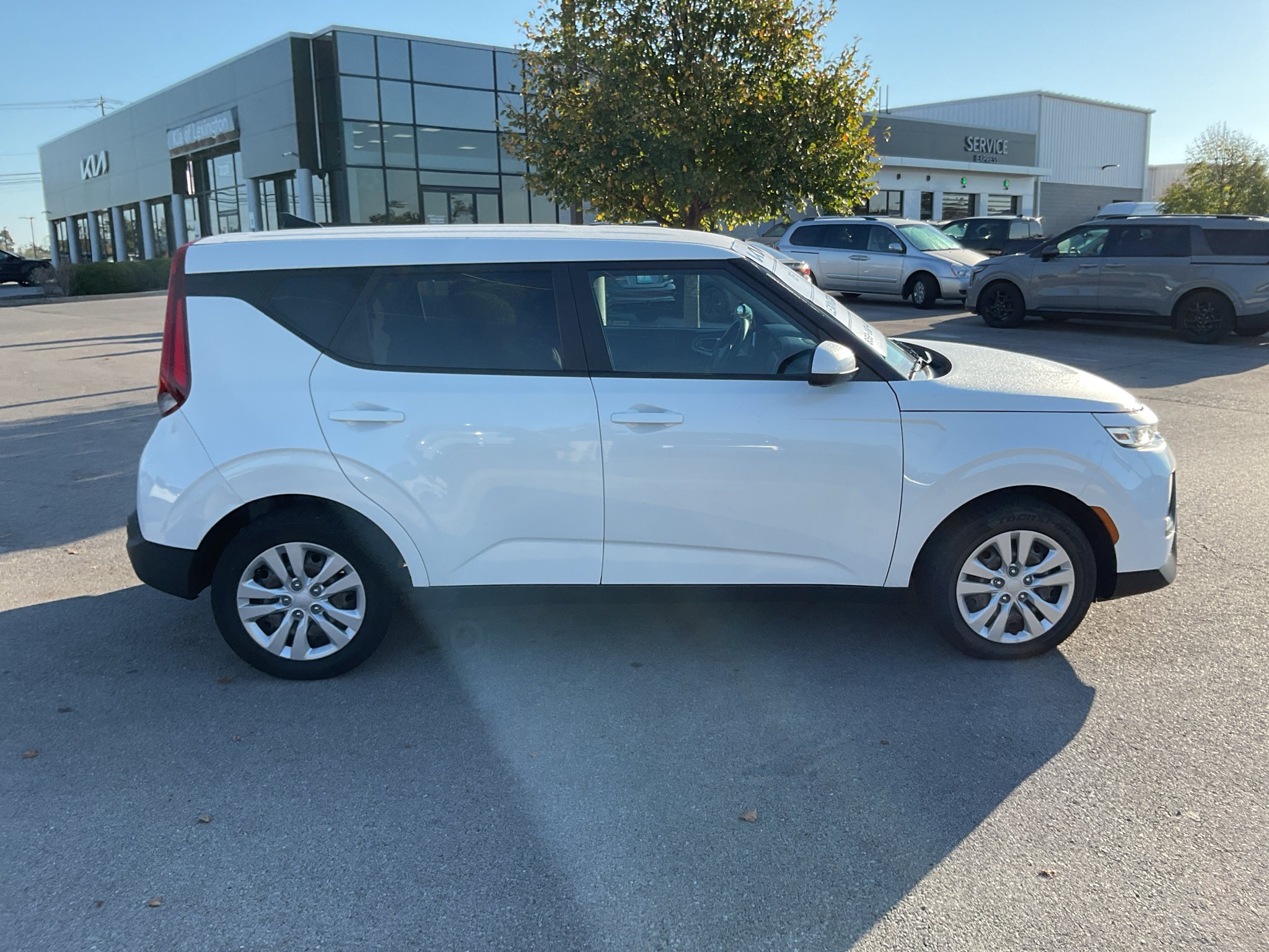Used 2022 Snow White Pearl Kia LX image 9