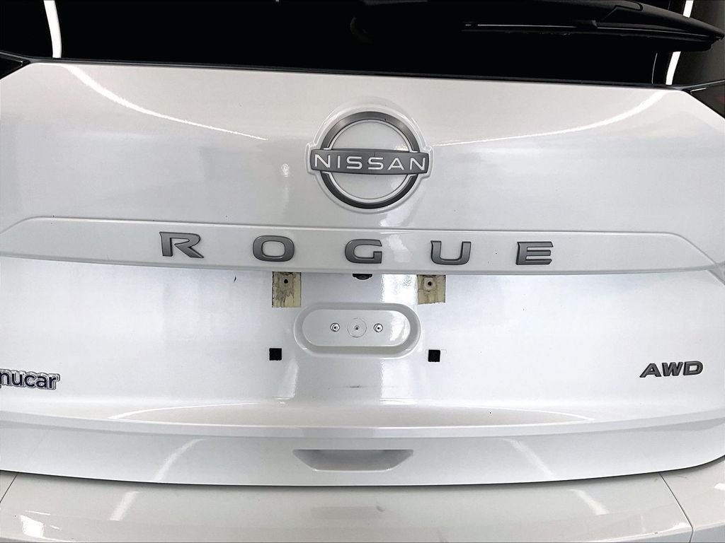 Used 2025 Everest White Pearl Nissan SV image 27
