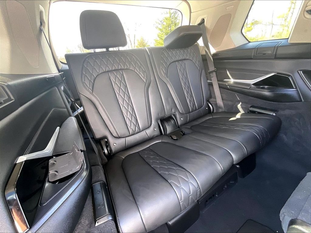 Used 2024 Green BMW xDrive40i image 17
