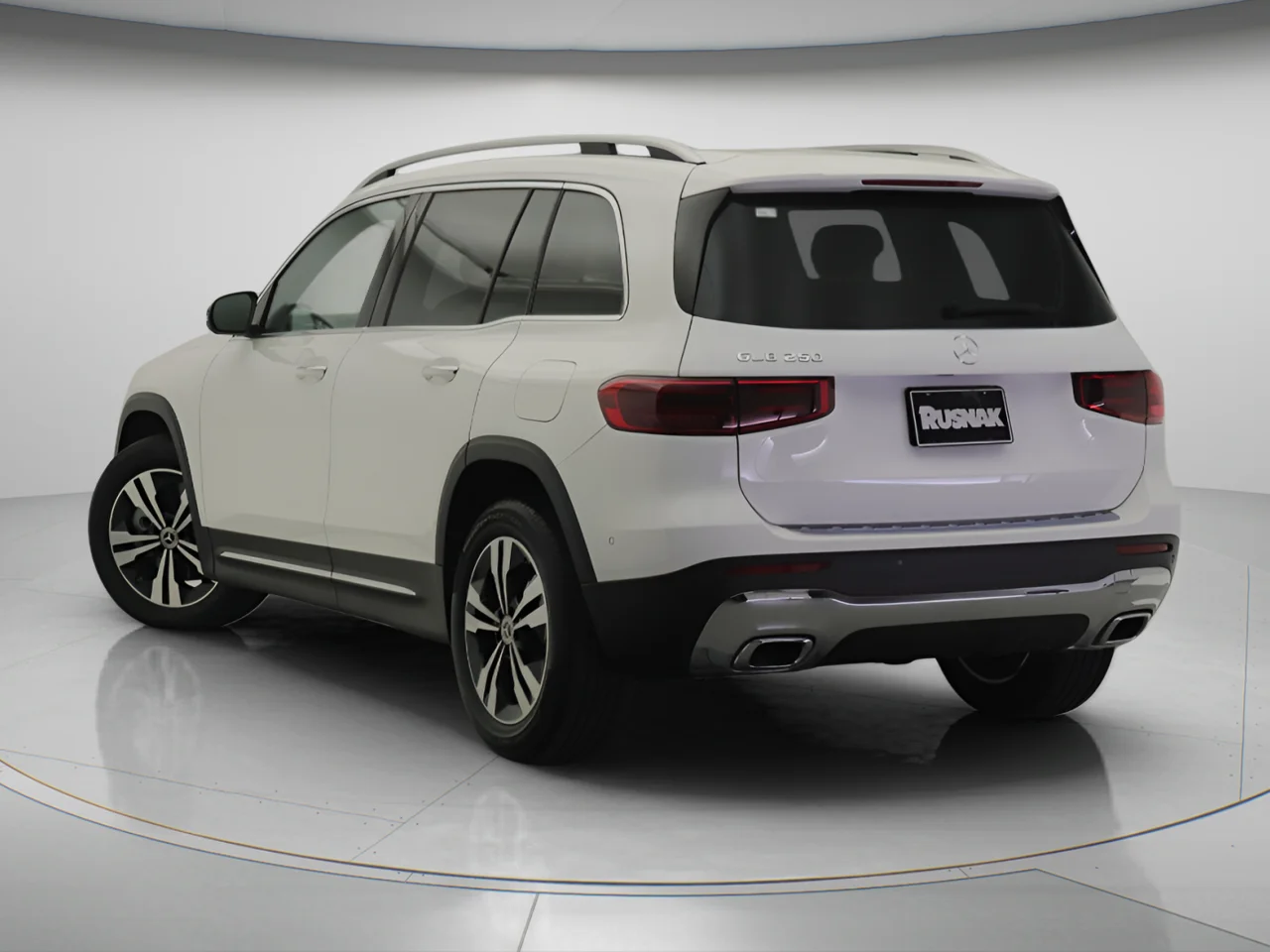 New 2026 Polar White Mercedes-Benz GLB 250 image 2