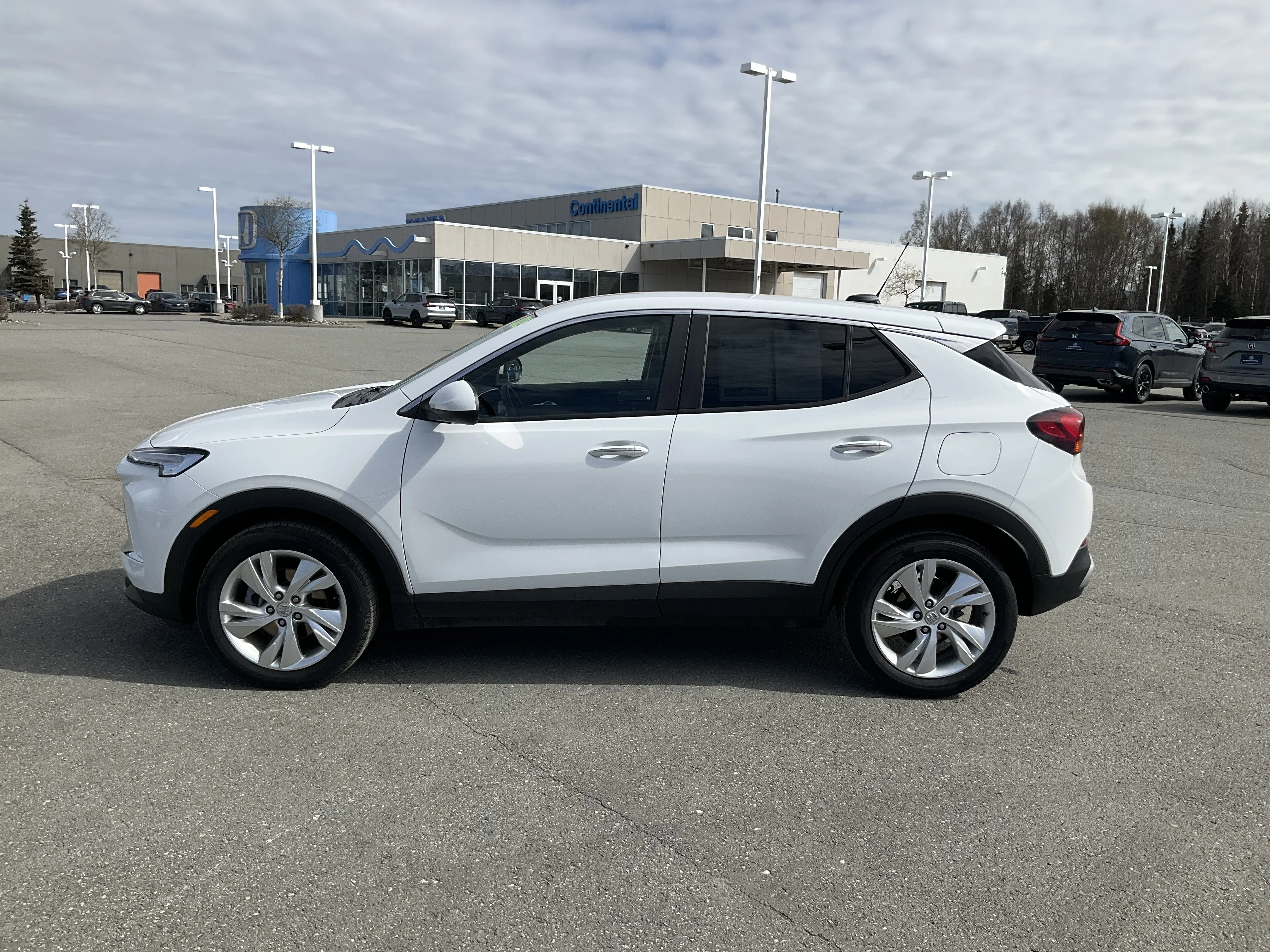 Used 2025 Summit White Buick Preferred image 3