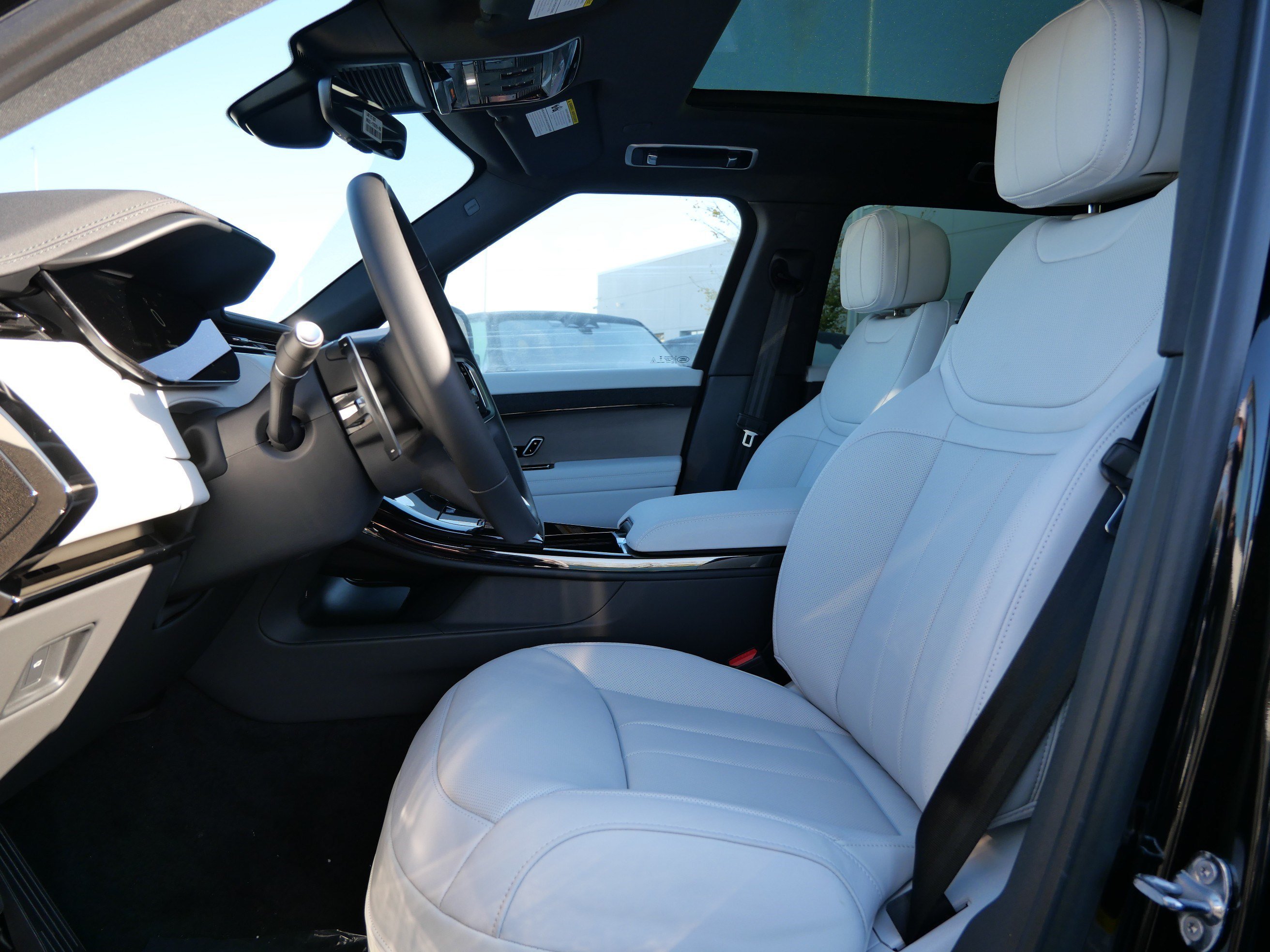 New 2027 Santorini Black Land Rover SE image 3