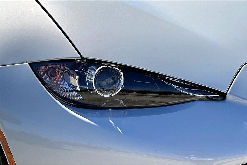 Used 2016 White Mazda Grand Touring image 22