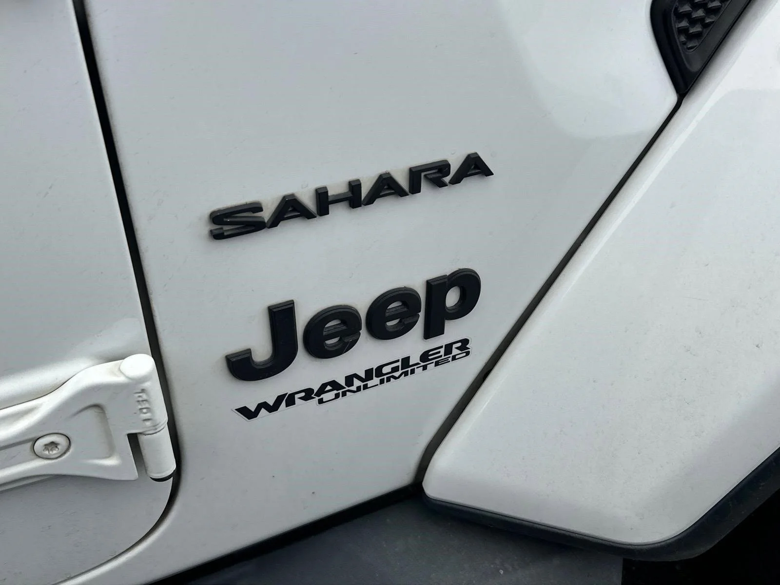 Used 2019 Bright White Clearcoat Jeep Sahara image 13