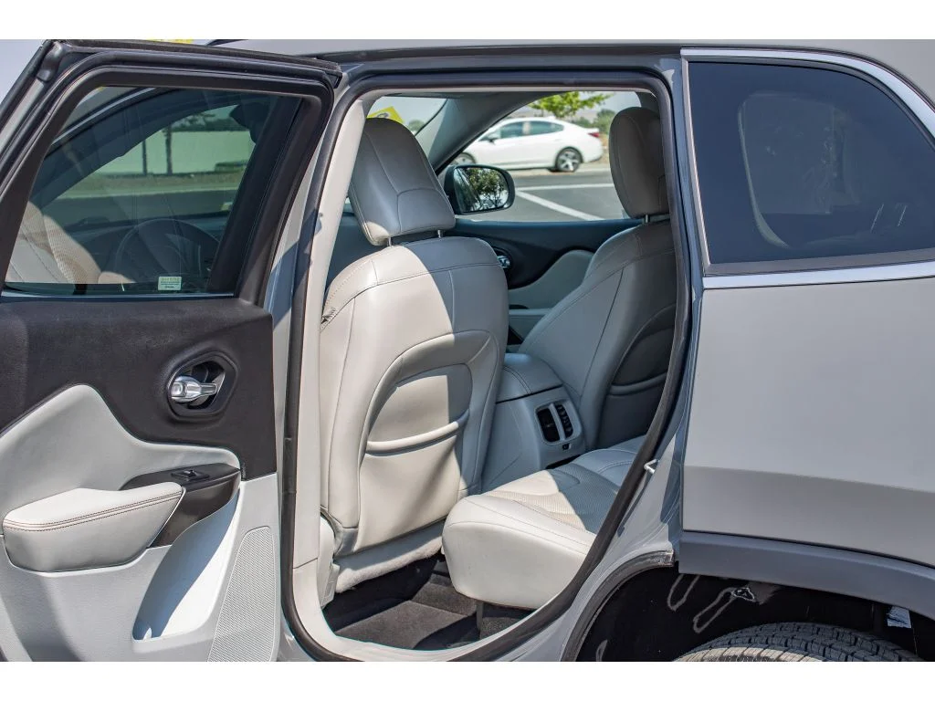 Used 2021 Sting-Gray Clearcoat Jeep Latitude Lux image 14