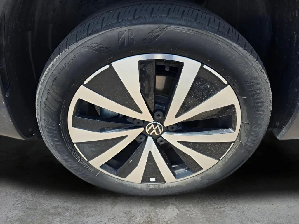Used 2022 Pyrite Silver Metallic Volkswagen SE image 30