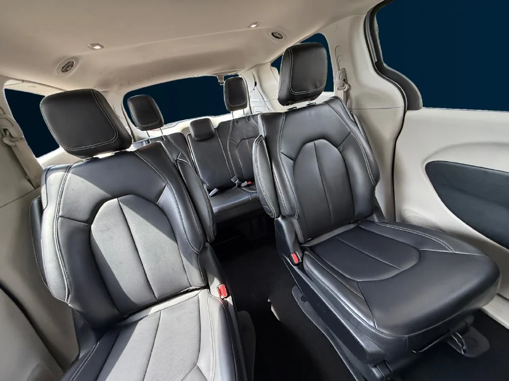 Used 2023 Silver Chrysler Touring L image 18