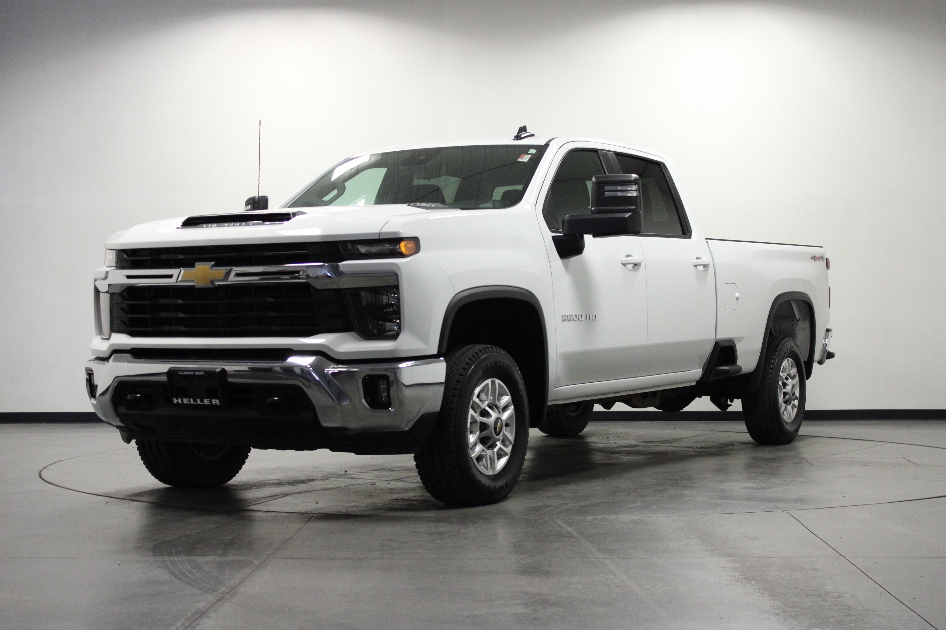 Used 2025 White Chevrolet LT image 8