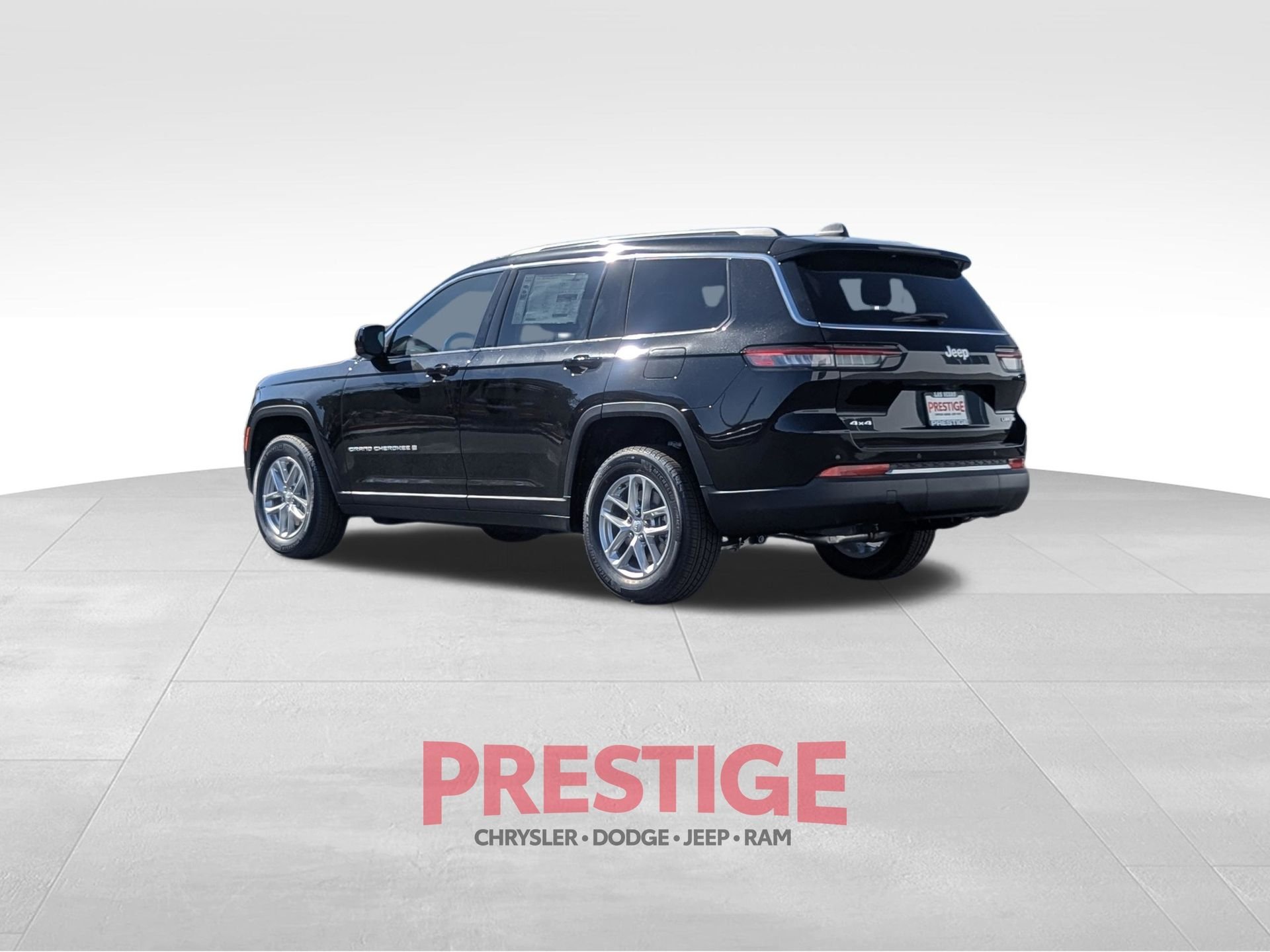 New 2026 Diamond Black Crystal Pearlcoat Jeep Laredo image 9