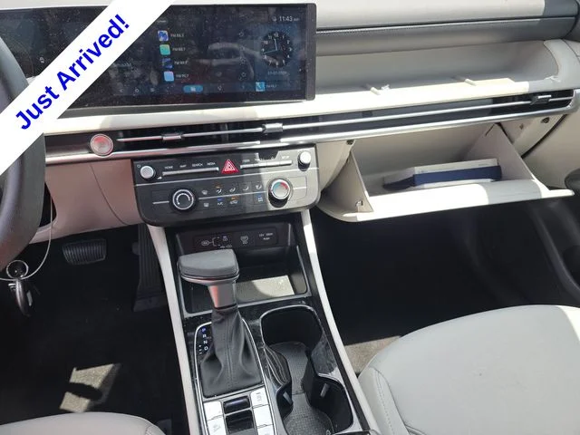 Used 2025 Green Hyundai SE image 6