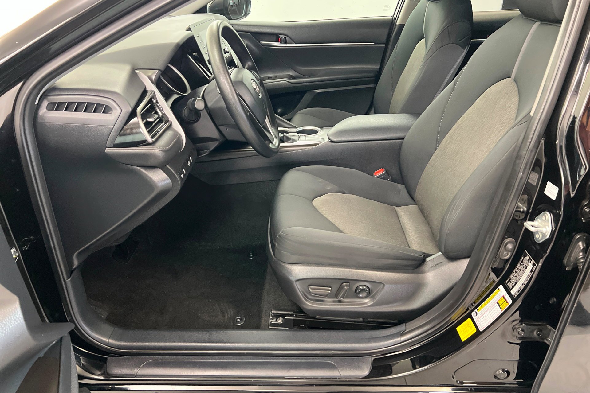 2022 Toyota Camry LE - Photo 18