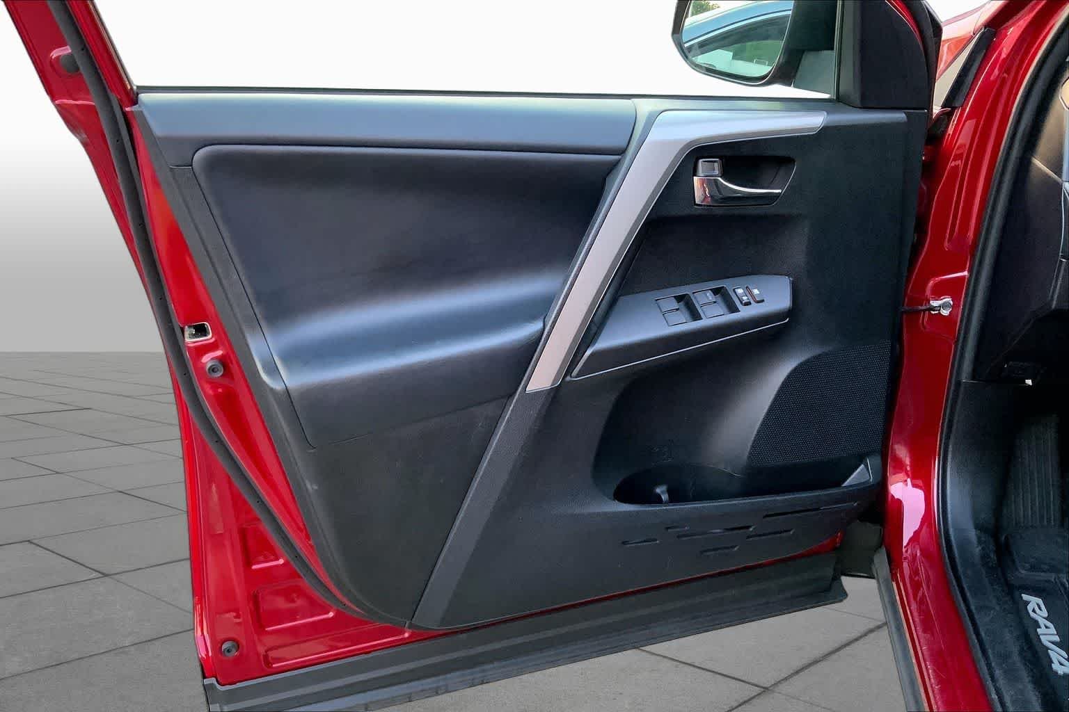 Used 2018 Ruby Flare Pearl Toyota XLE image 21