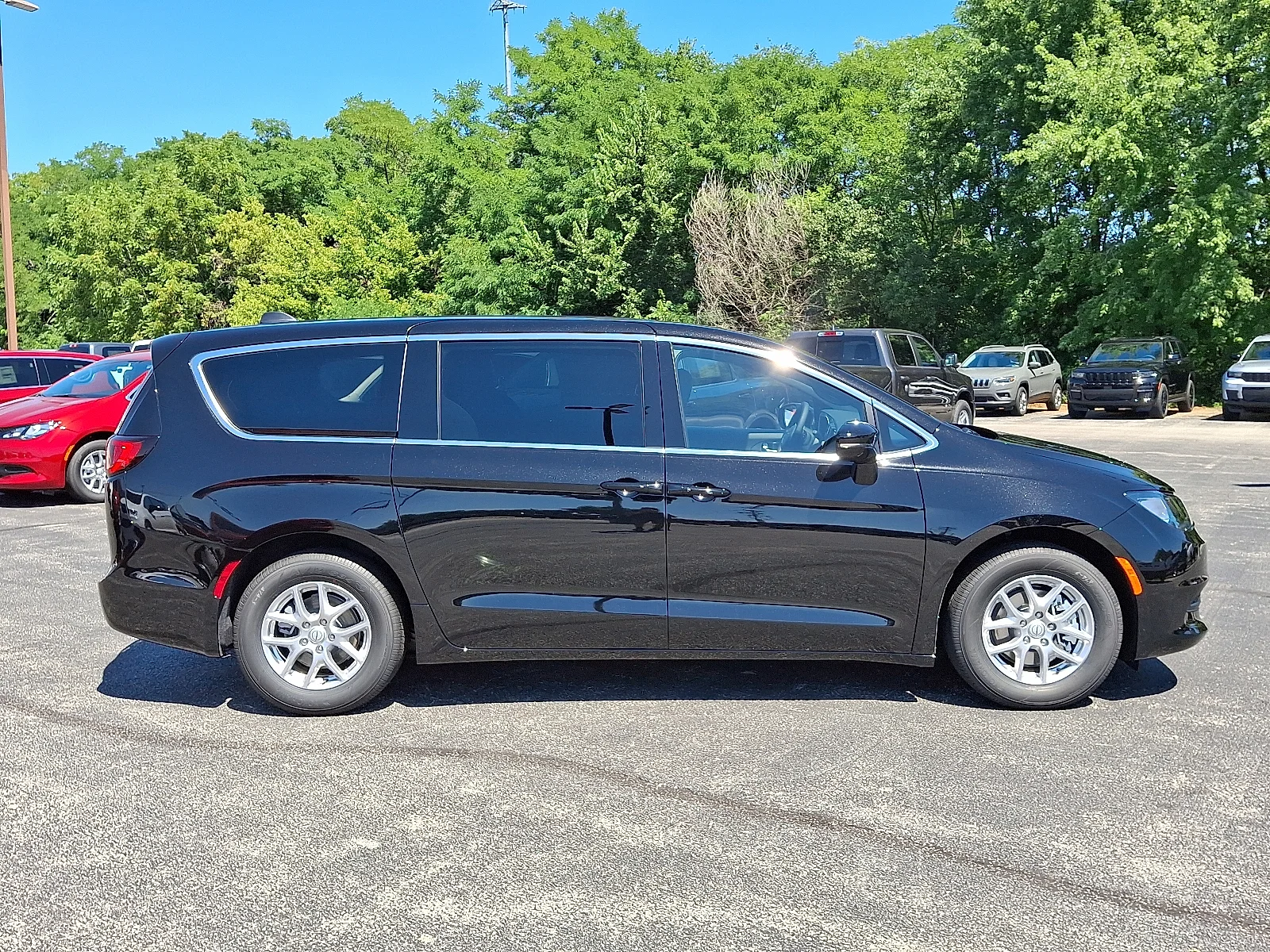 New 2026 Diamond Black Crystal Pearl-Coat Exterior Paint Chrysler LX image 9
