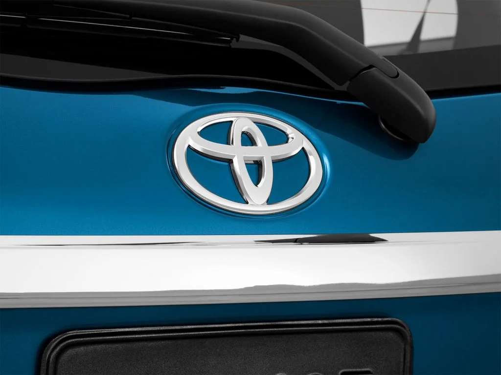 Used 2013 Blue Toyota LE image 41