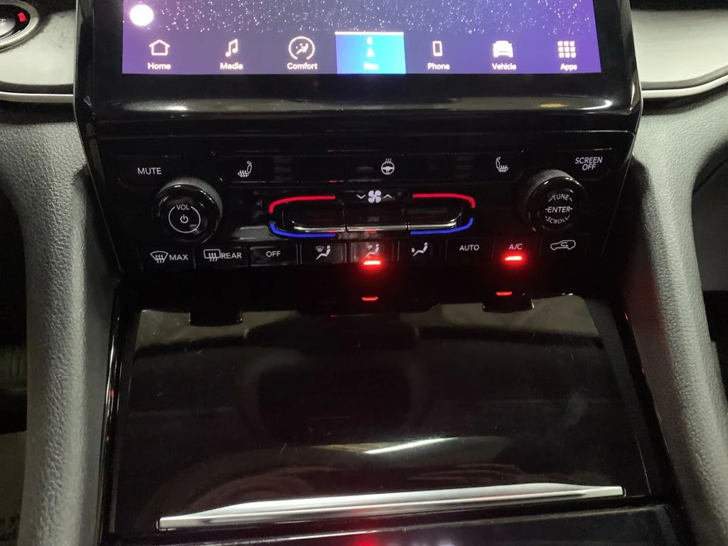 Used 2022 Silver Jeep 4xe image 24