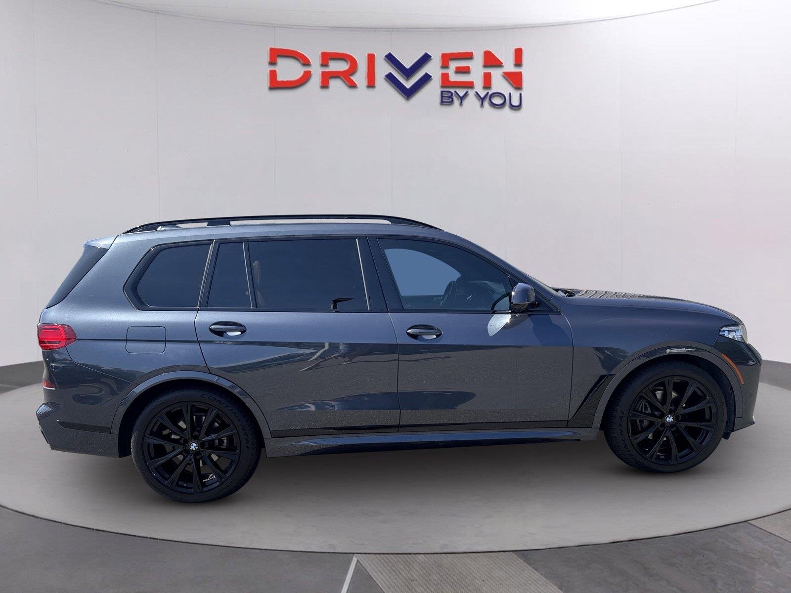 Used 2022 Arctic Grey Metallic BMW xDrive40i image 2