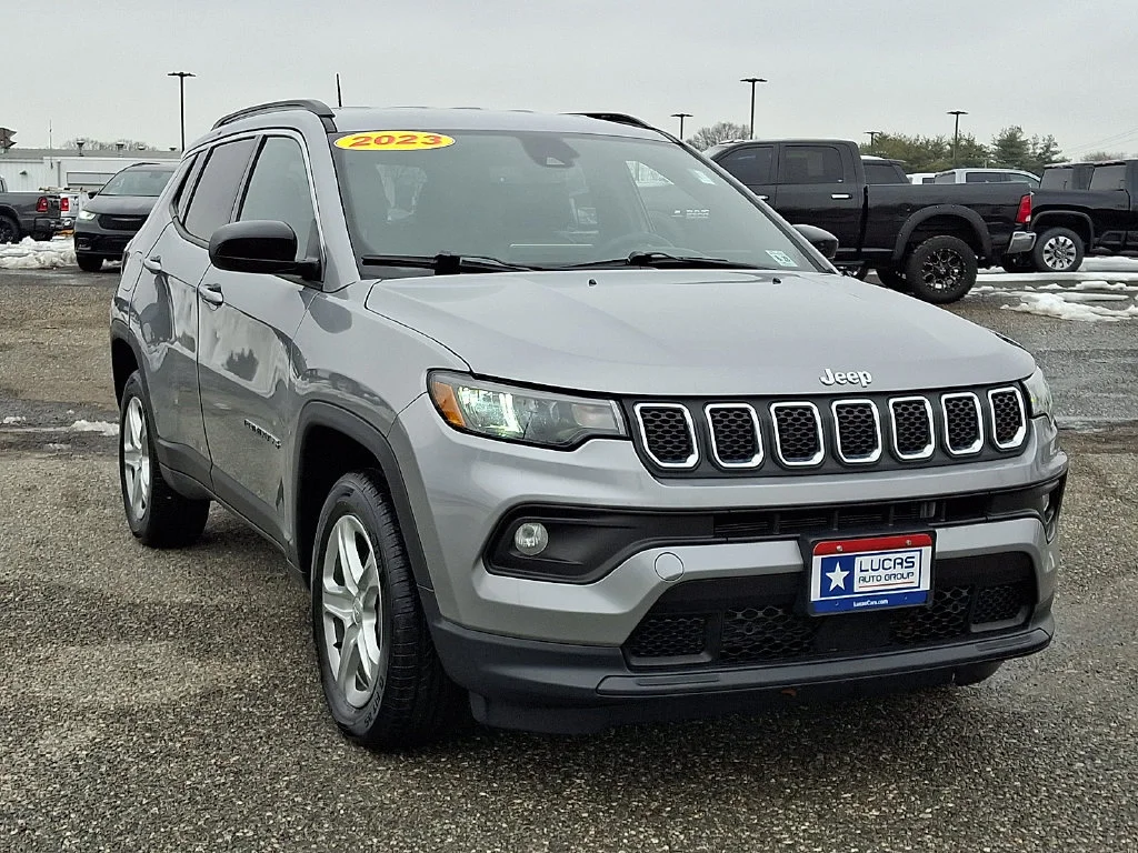 Used 2023 Billet Silver Metallic Clearcoat Jeep Latitude image 2