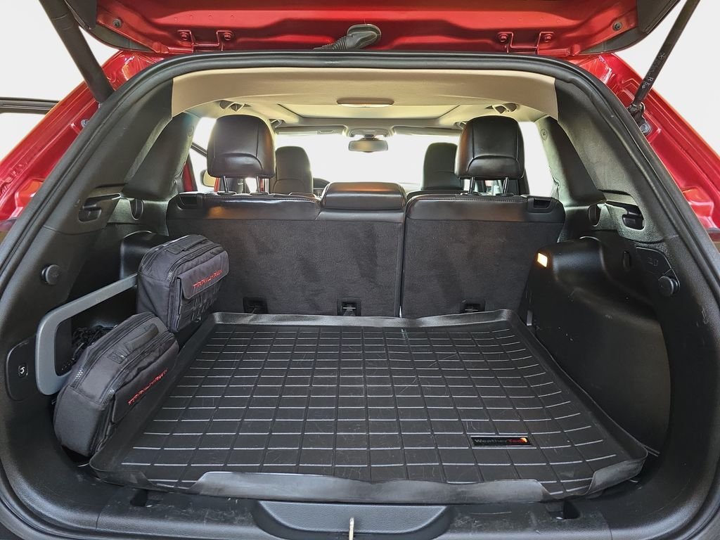 Used 2017 Red Jeep Trailhawk image 14
