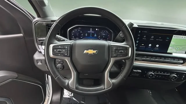 Used 2025 Summit White Chevrolet LT image 13
