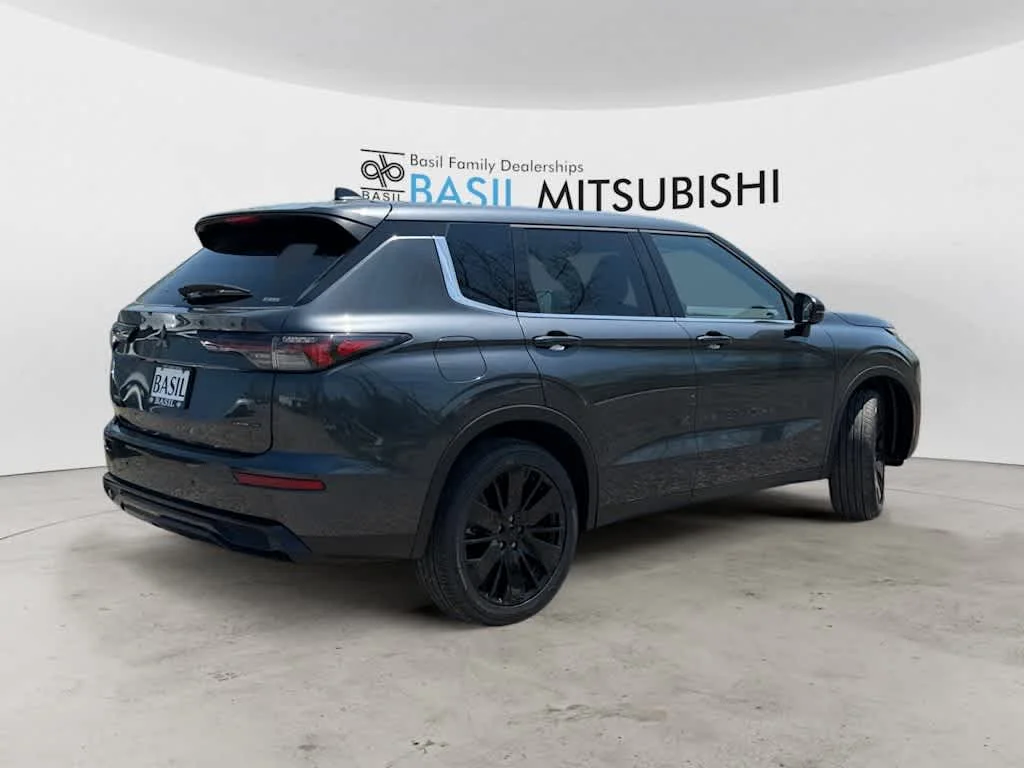 New 2026 Graphite Gray Mitsubishi LE image 3