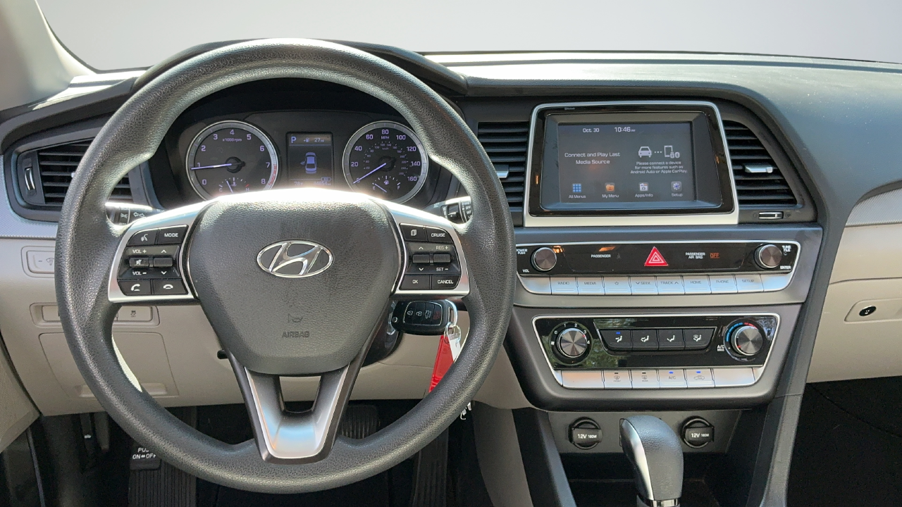 Used 2018 Silver Hyundai SE image 13