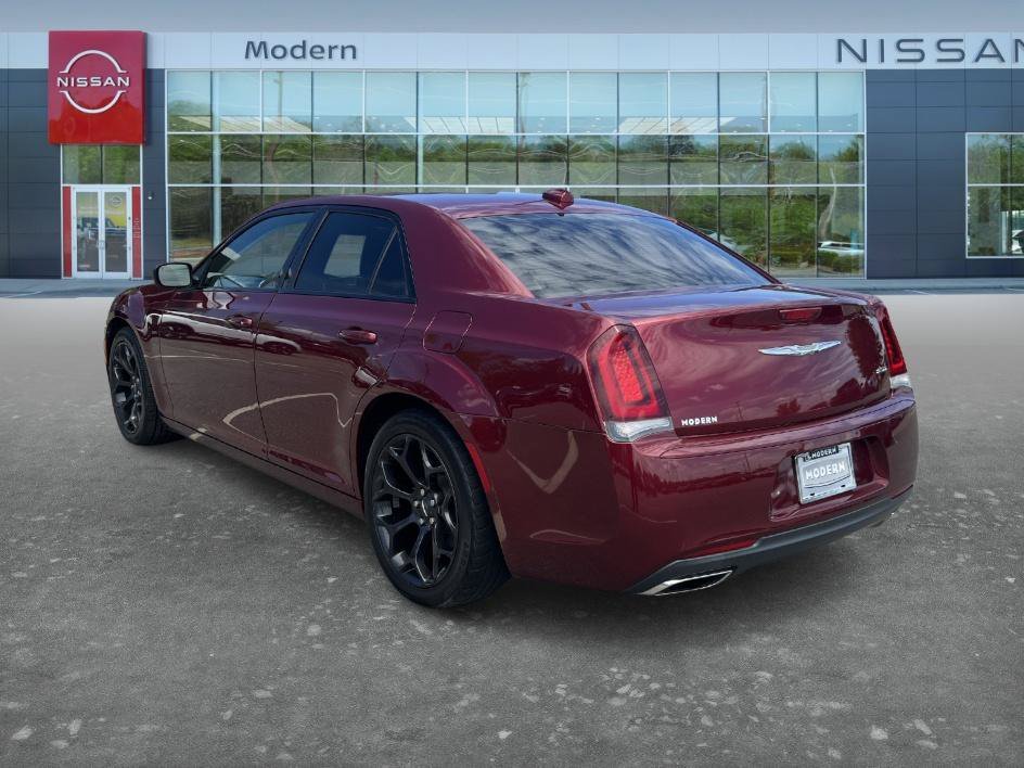 Used 2019 Velvet Red Pearlcoat Chrysler Touring image 7