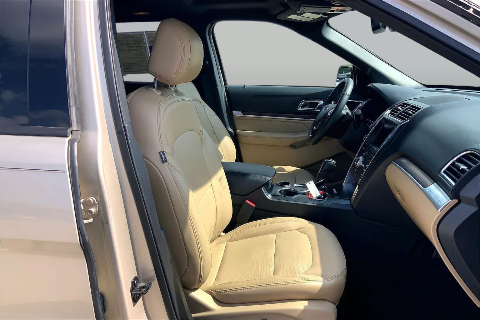 Used 2017 White Gold Metallic Ford Limited image 8