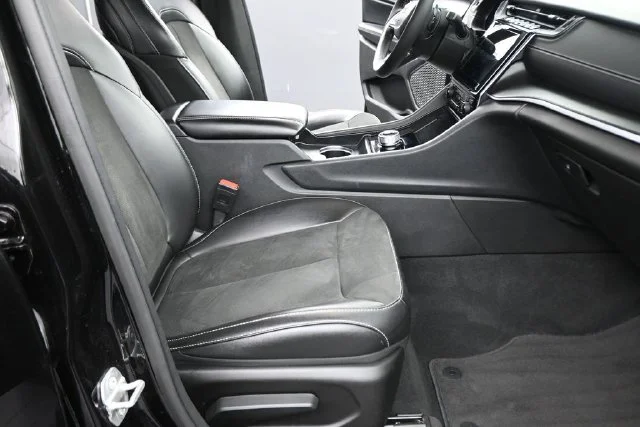 Used 2024 Black Jeep Altitude X image 22