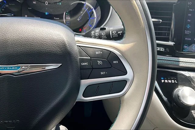 Used 2018 Red Chrysler Limited image 19