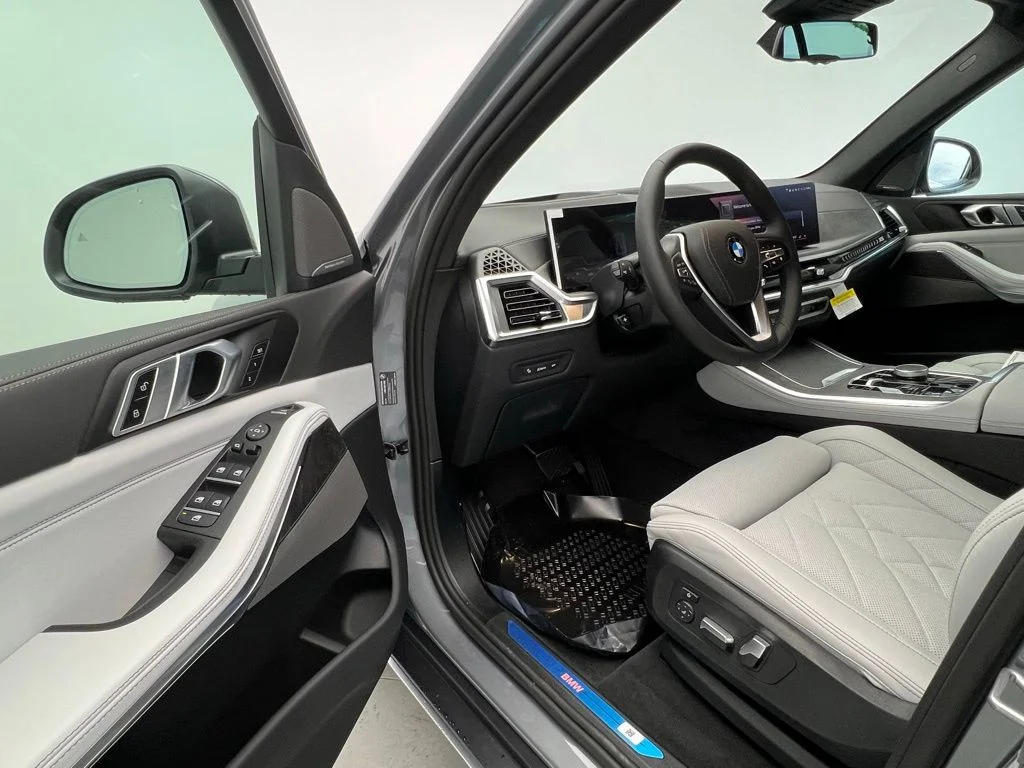New 2026 Skyscraper Grey Metallic BMW sDrive40i image 6