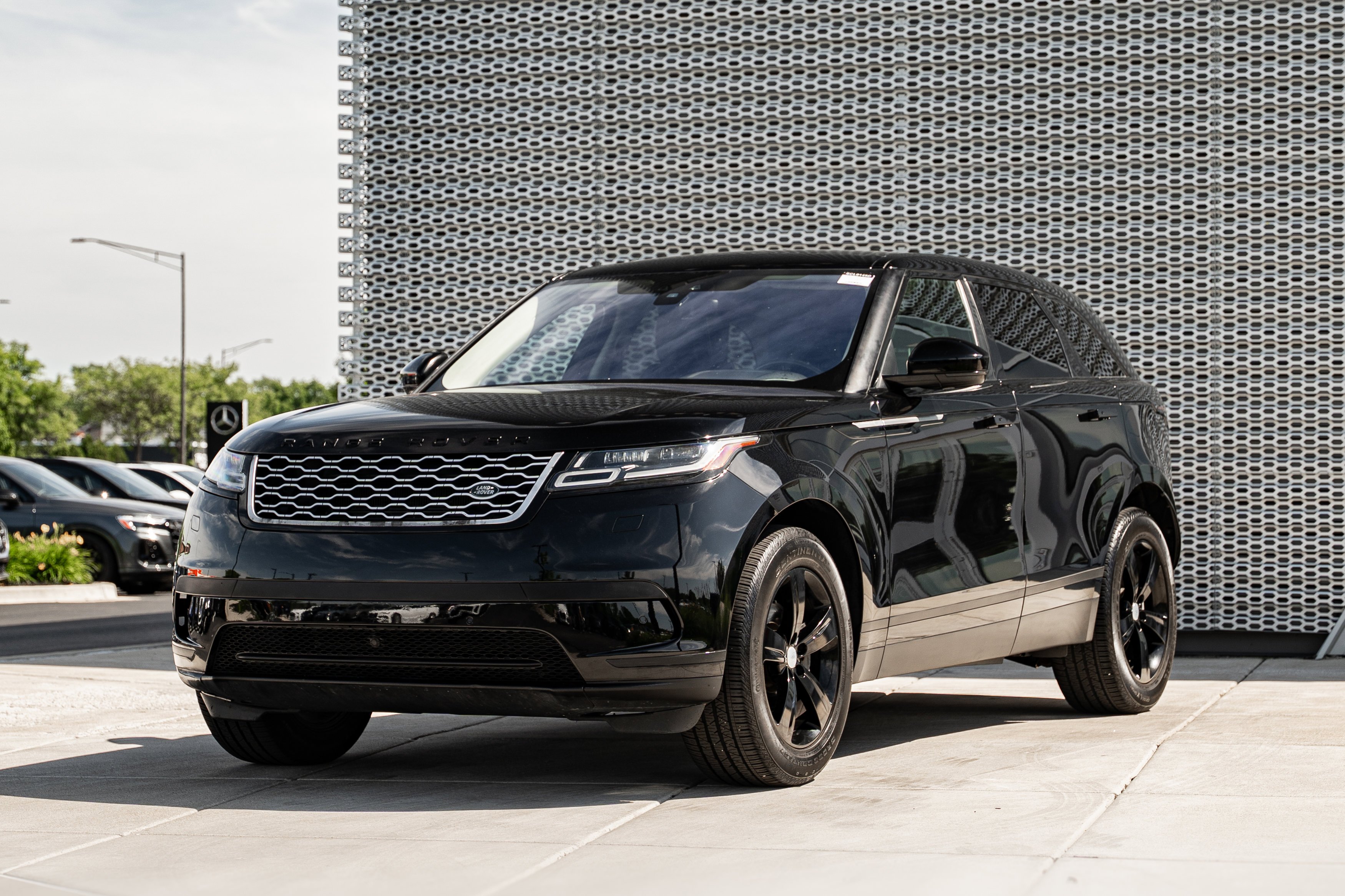 Used 2020 Santorini Black Metallic Land Rover S image 7