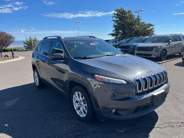 Used 2015 Granite Crystal Metallic Clearcoat Jeep Latitude image 4