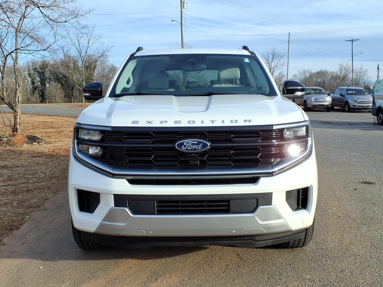 New 2025 Star White Metallic Tri-Coat Ford Platinum® MAX image 3