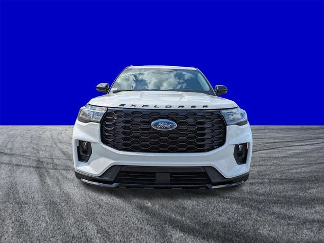 New 2026 Star White Metallic Tri-Coat Ford ST-Line image 9