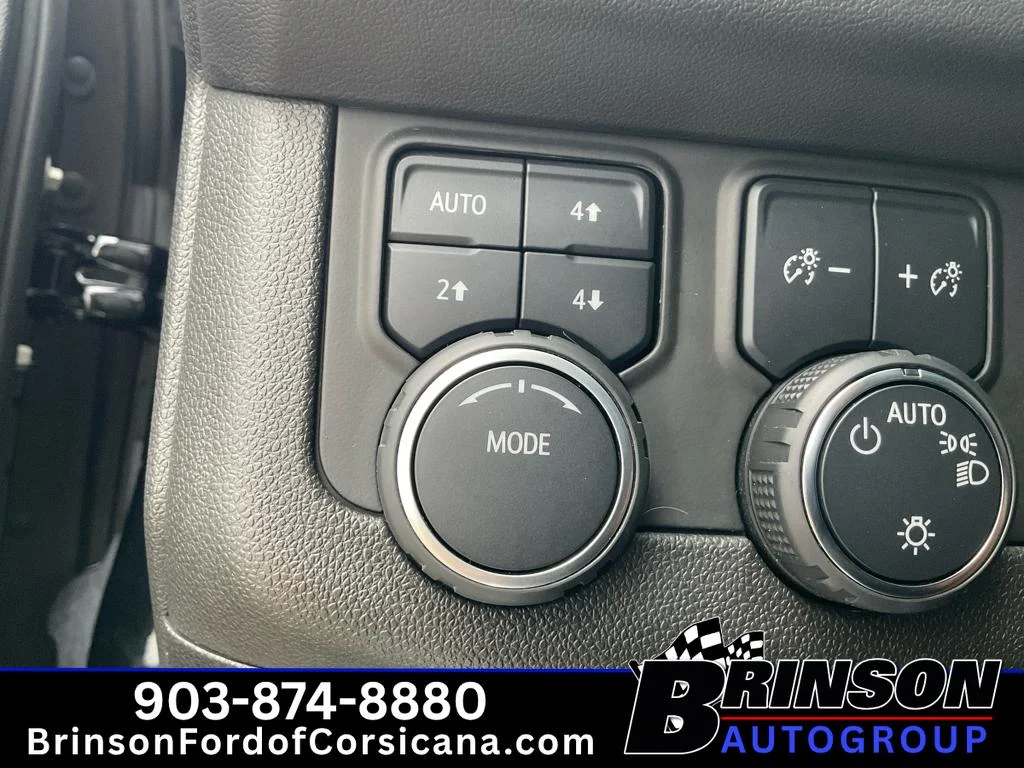 Used 2022 Black Chevrolet Z71 image 31