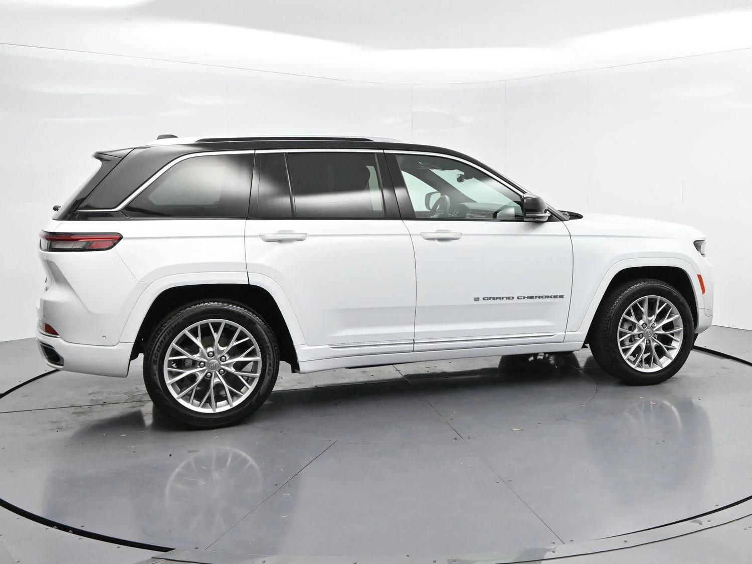 Used 2022 White Jeep Summit image 8