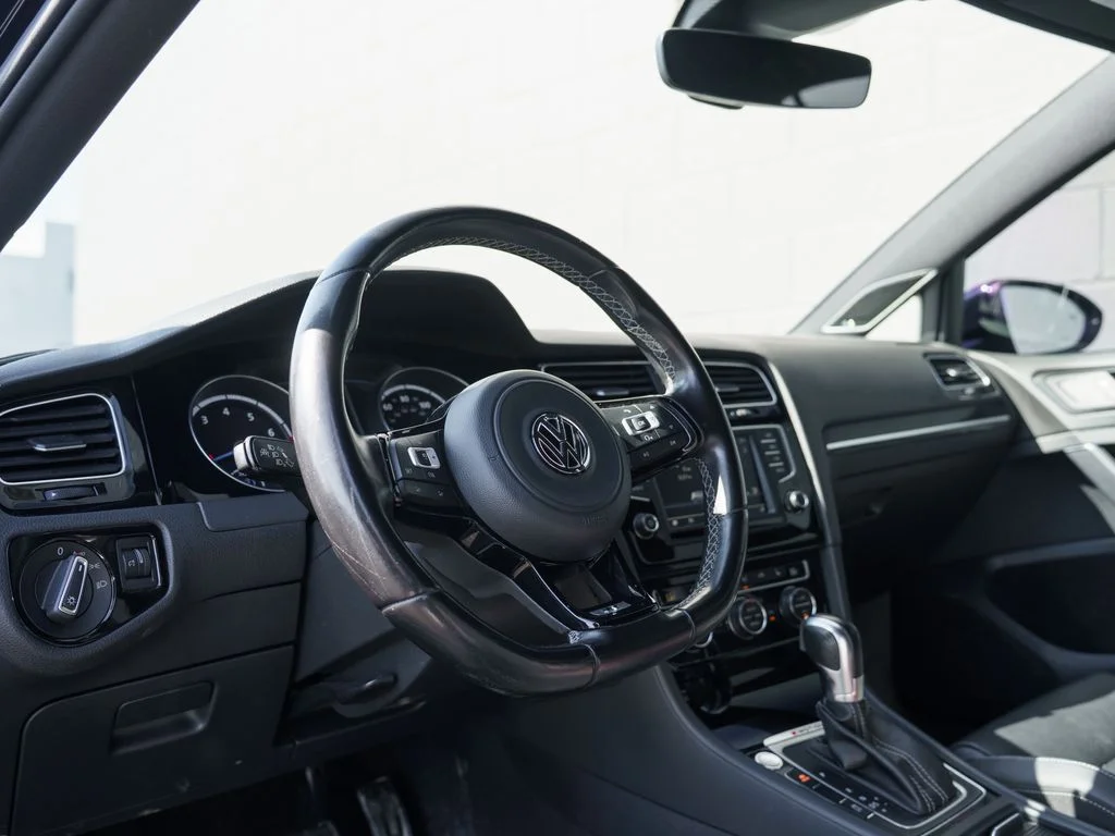 Used 2017  Volkswagen Base image 4