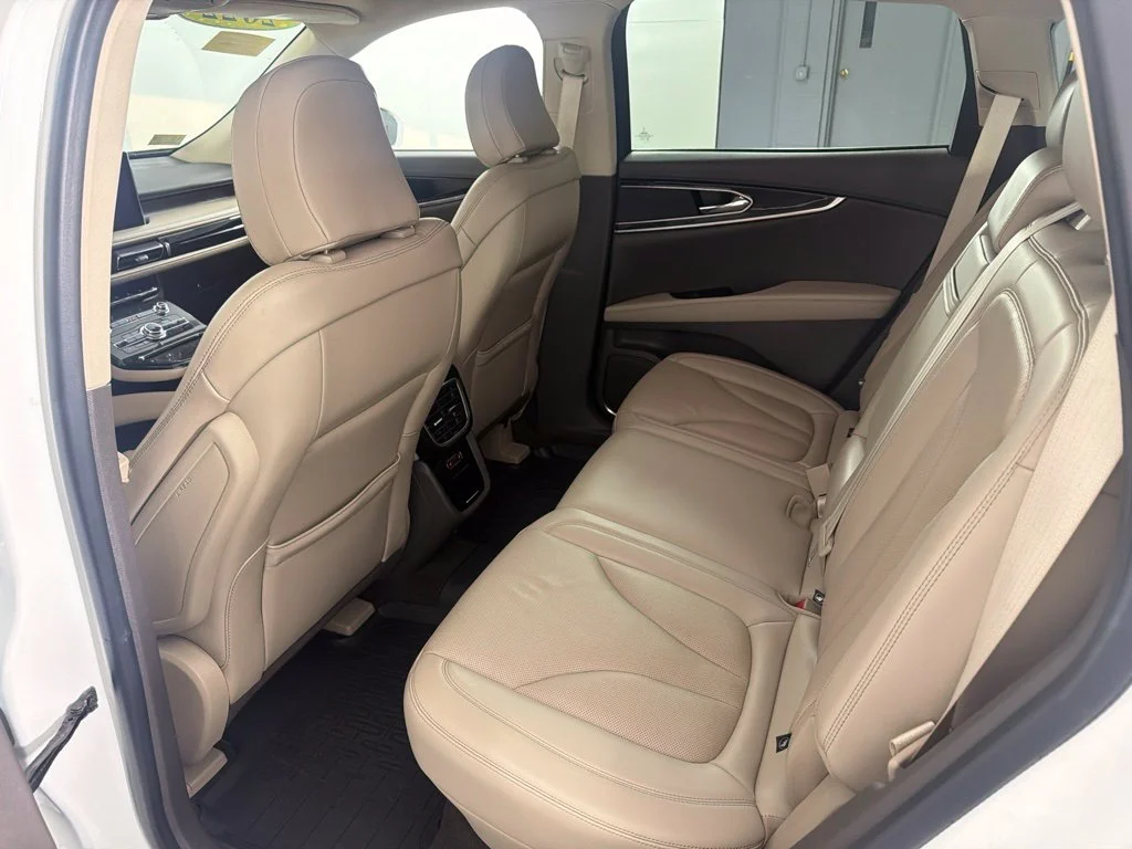 Used 2022 White Metallic Lincoln Reserve image 18