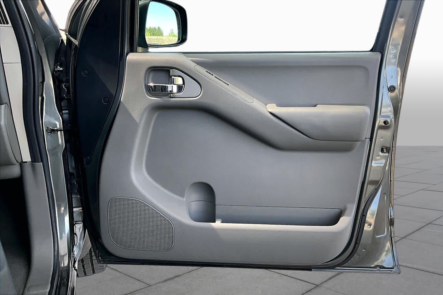 Used 2007 Storm Gray Nissan SE image 21
