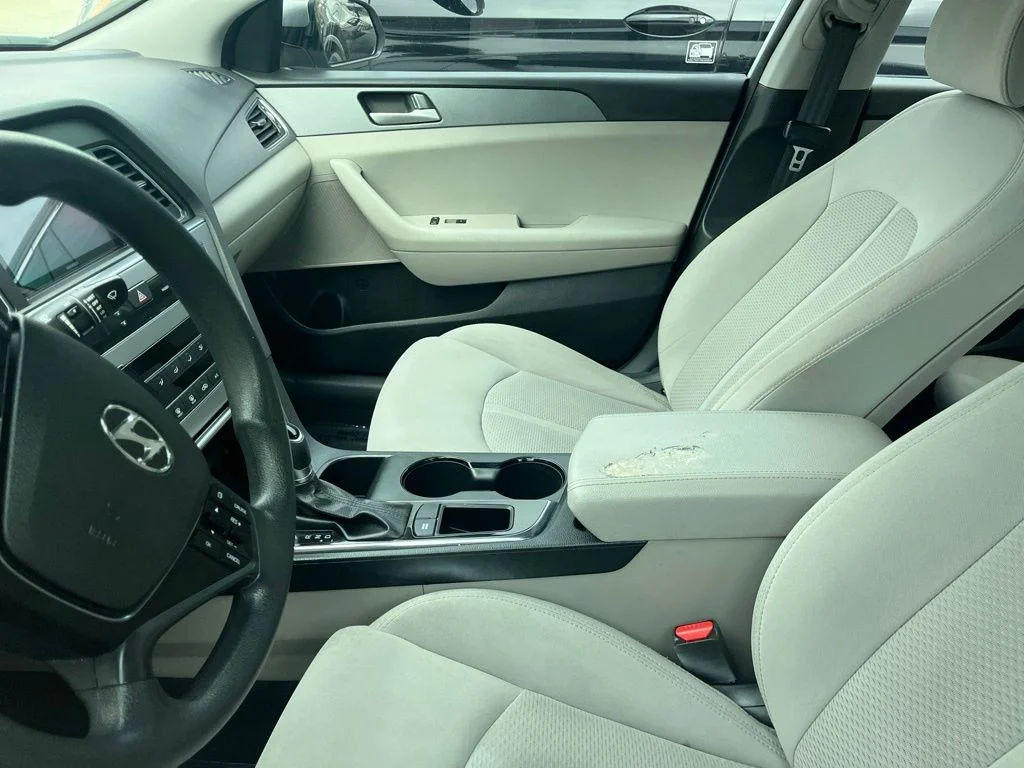 Used 2017 Silver Hyundai Base image 5