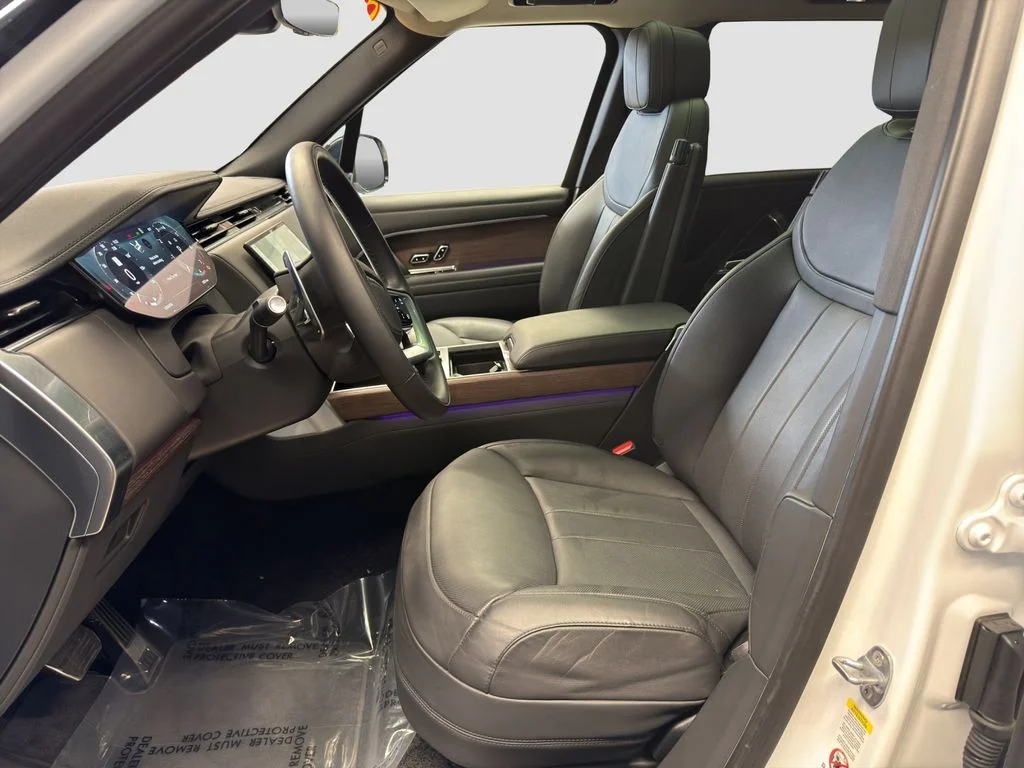 Used 2023 White Land Rover SE image 10