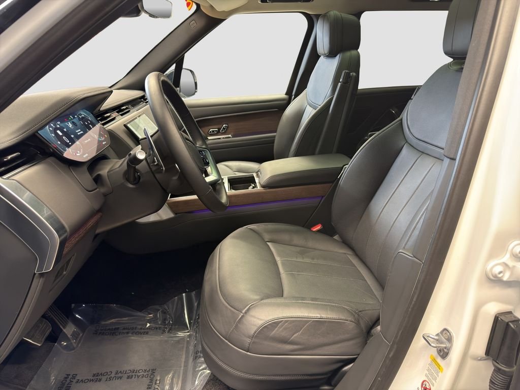 Used 2023 White Land Rover SE image 10