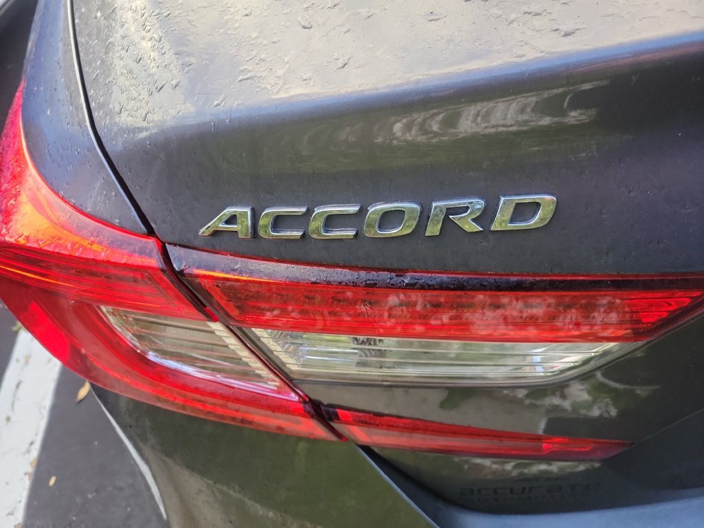 Used 2018 Modern Steel Metallic Honda Touring image 14